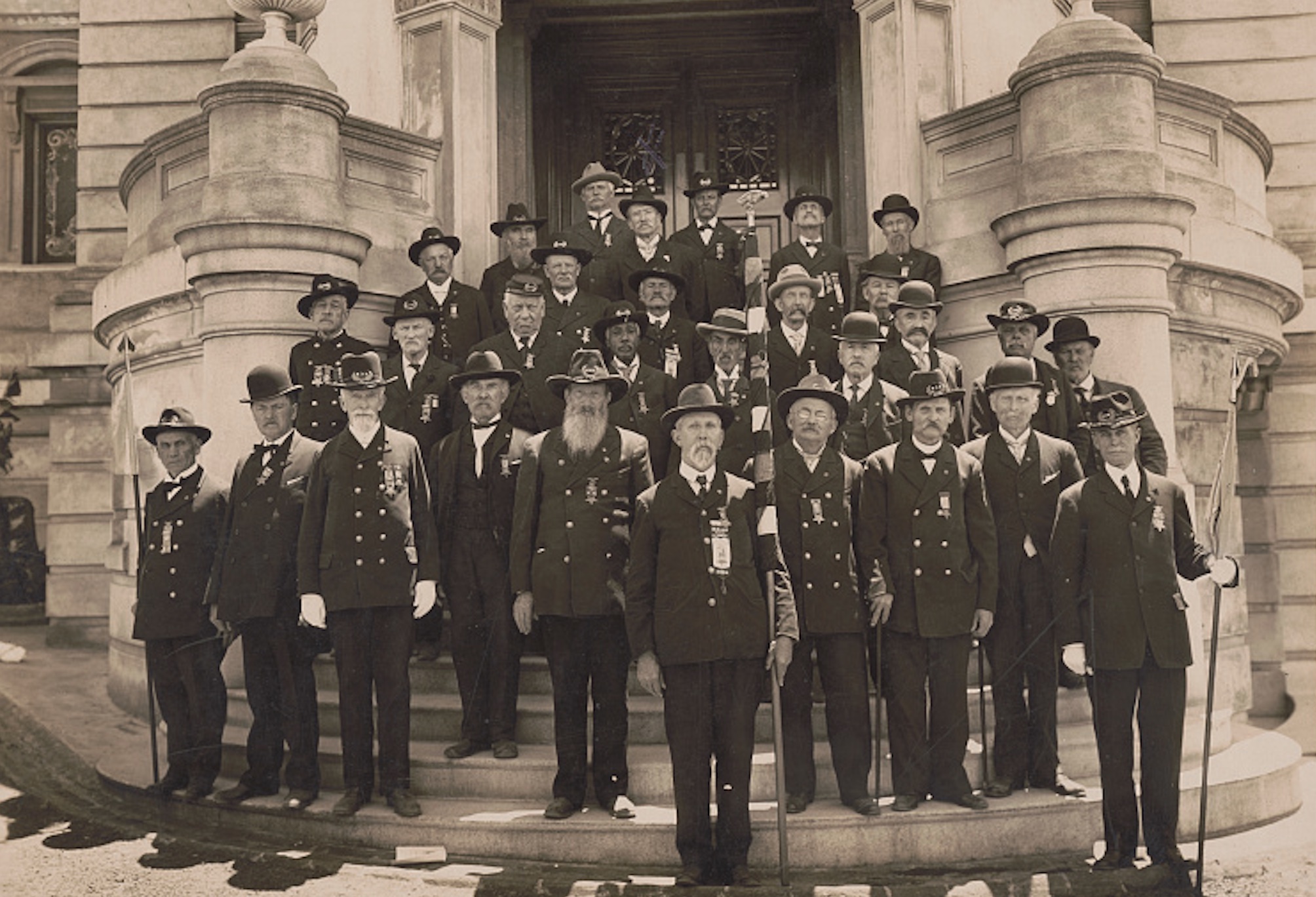 Veterans of the GAR’s General George Meade Post 48 gather on Memorial Day in San Francisco, California, in 1906.