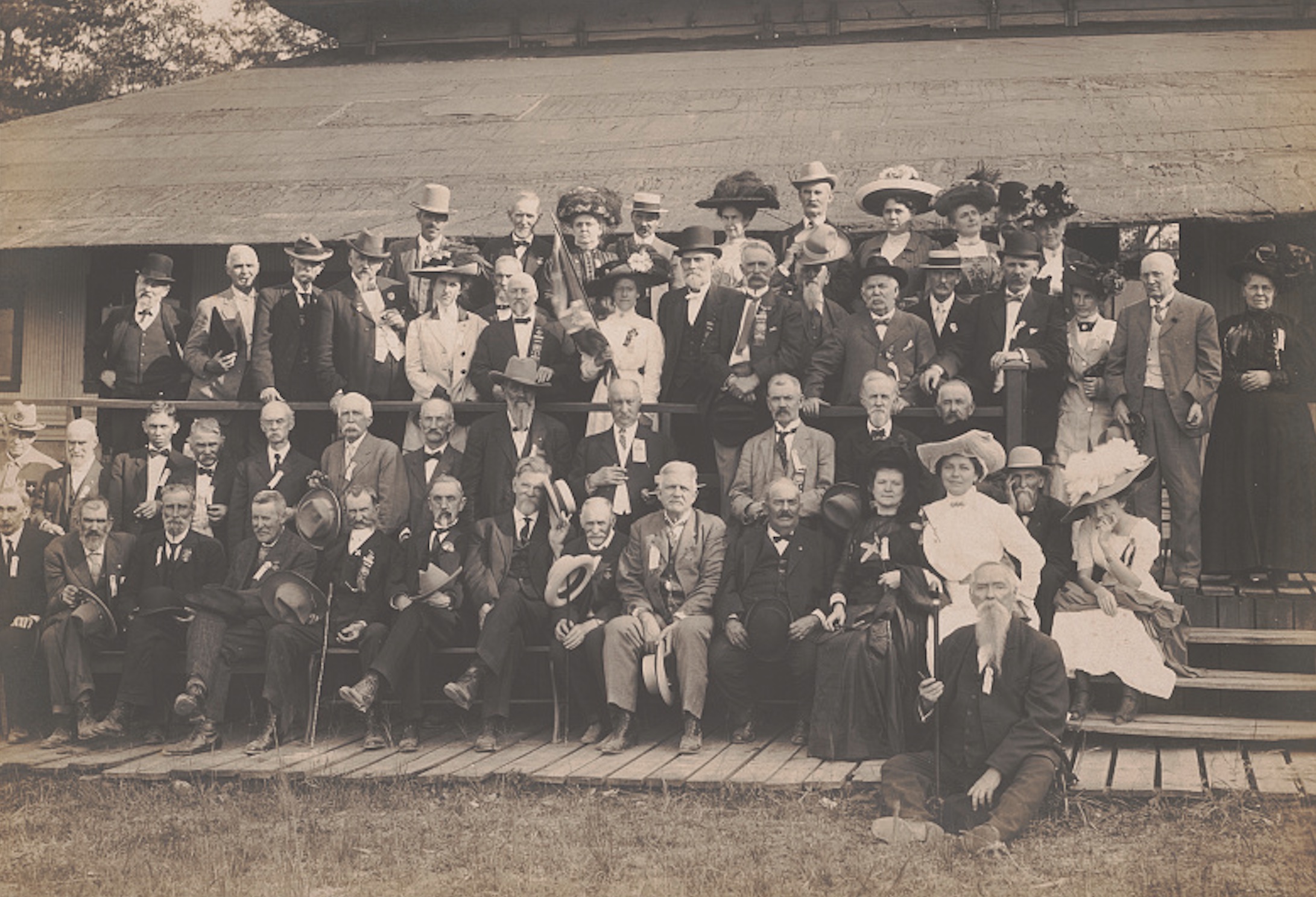 This image shows the reunion, in November 1913, of members of the George M. Emack Camp No. 1471 of the United Confederate Veterans—the largest Confederate veterans’ organization—at Annapolis, Maryland.