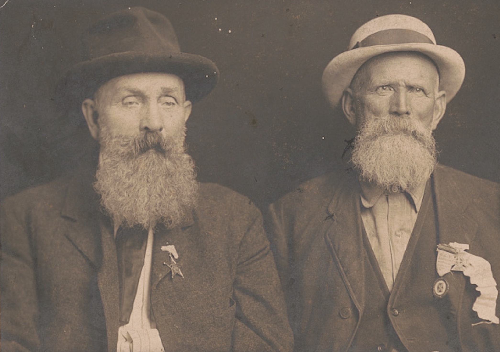 Confederate veterans John Bradford (left) and Thomas Sneed pose for the camera at a photographer’s studio in Franklin, Tennessee, in October 1910.